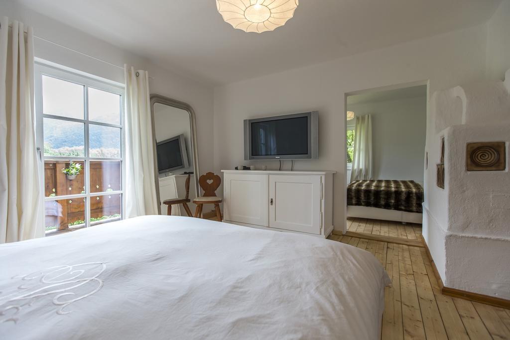 Forest Chalet, 15 Min To Salzburg Olt Town, And Most Beautiful Lakes, Secluded Location, 1,000 Sqm Garden, Mountainview, Panorama Sauna, Bath Whirlpool, Bbq&Bikes&Sunbeds For Free, Up To 10 P Golling an der Salzach Quarto foto