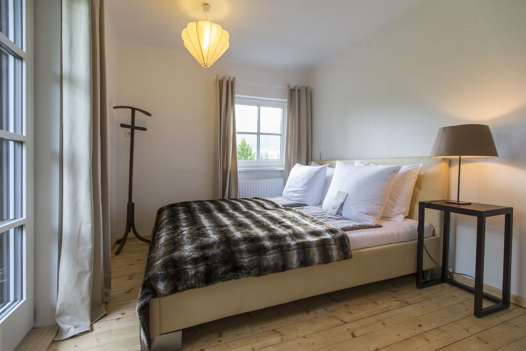 Forest Chalet, 15 Min To Salzburg Olt Town, And Most Beautiful Lakes, Secluded Location, 1,000 Sqm Garden, Mountainview, Panorama Sauna, Bath Whirlpool, Bbq&Bikes&Sunbeds For Free, Up To 10 P Golling an der Salzach Quarto foto