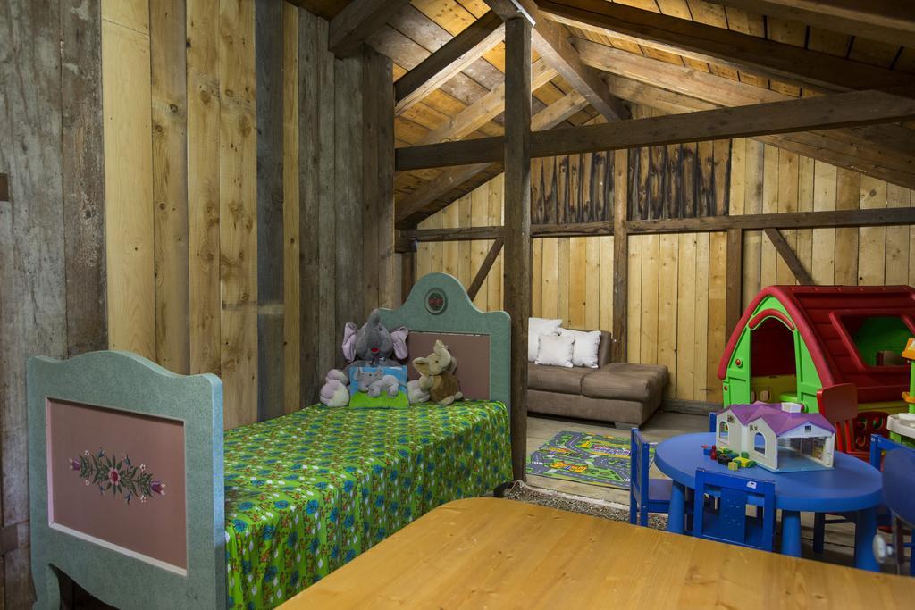 Forest Chalet, 15 Min To Salzburg Olt Town, And Most Beautiful Lakes, Secluded Location, 1,000 Sqm Garden, Mountainview, Panorama Sauna, Bath Whirlpool, Bbq&Bikes&Sunbeds For Free, Up To 10 P Golling an der Salzach Quarto foto