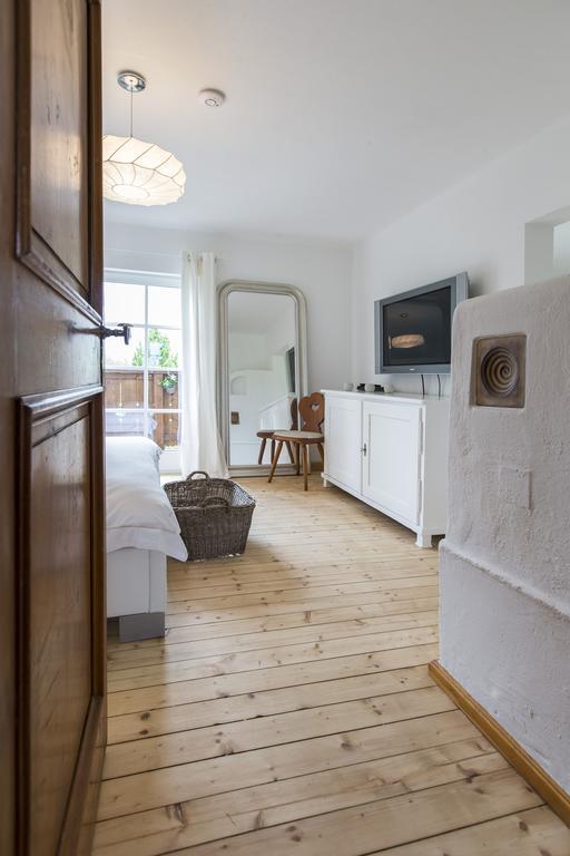 Forest Chalet, 15 Min To Salzburg Olt Town, And Most Beautiful Lakes, Secluded Location, 1,000 Sqm Garden, Mountainview, Panorama Sauna, Bath Whirlpool, Bbq&Bikes&Sunbeds For Free, Up To 10 P Golling an der Salzach Quarto foto