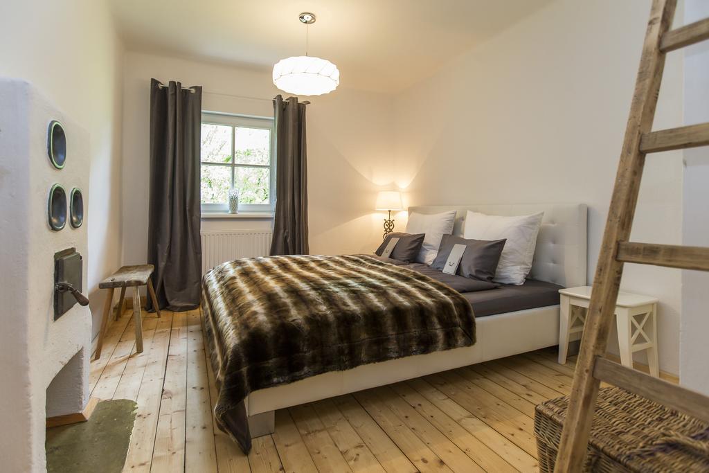 Forest Chalet, 15 Min To Salzburg Olt Town, And Most Beautiful Lakes, Secluded Location, 1,000 Sqm Garden, Mountainview, Panorama Sauna, Bath Whirlpool, Bbq&Bikes&Sunbeds For Free, Up To 10 P Golling an der Salzach Quarto foto