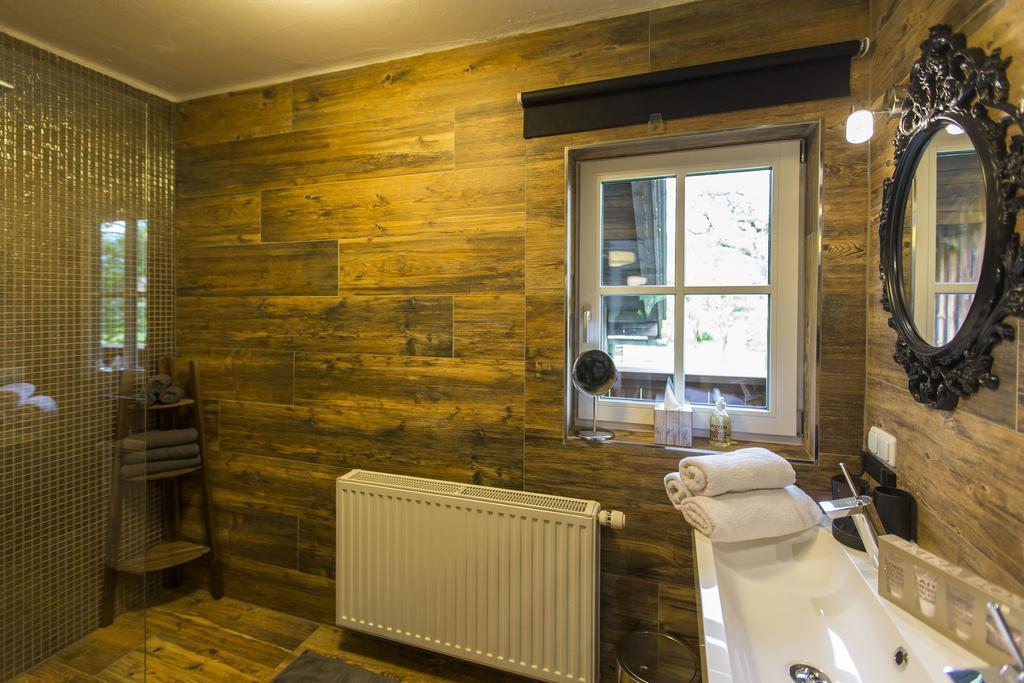 Forest Chalet, 15 Min To Salzburg Olt Town, And Most Beautiful Lakes, Secluded Location, 1,000 Sqm Garden, Mountainview, Panorama Sauna, Bath Whirlpool, Bbq&Bikes&Sunbeds For Free, Up To 10 P Golling an der Salzach Quarto foto